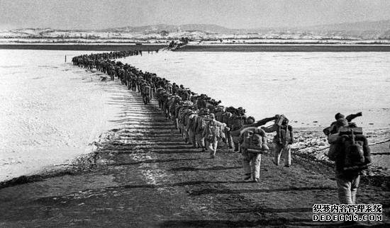 1950年10月19日，中国人民志愿军跨过鸭绿江抗美援朝，保家卫国。黎民 摄