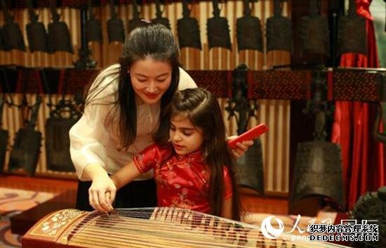 阿方儿童体验中国古琴